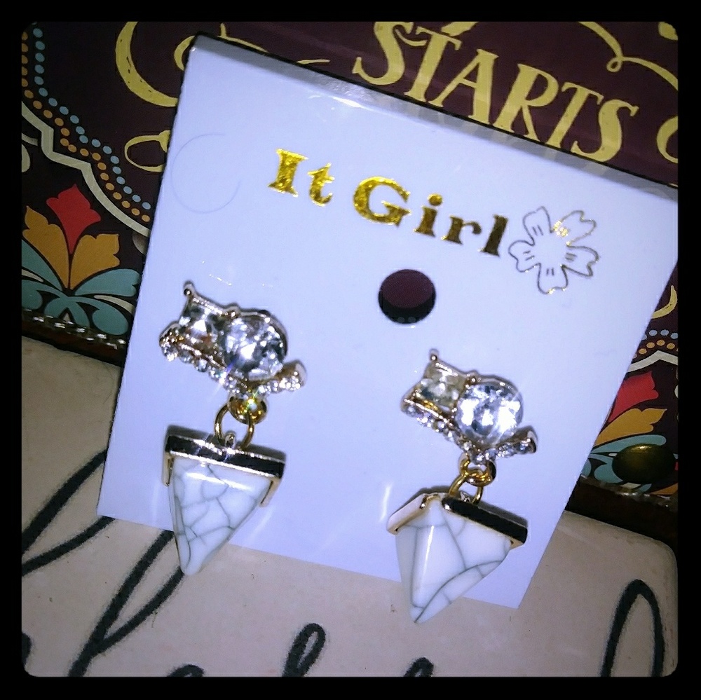 It Girl Pyramid Pendulum Cluster Earing in Gold